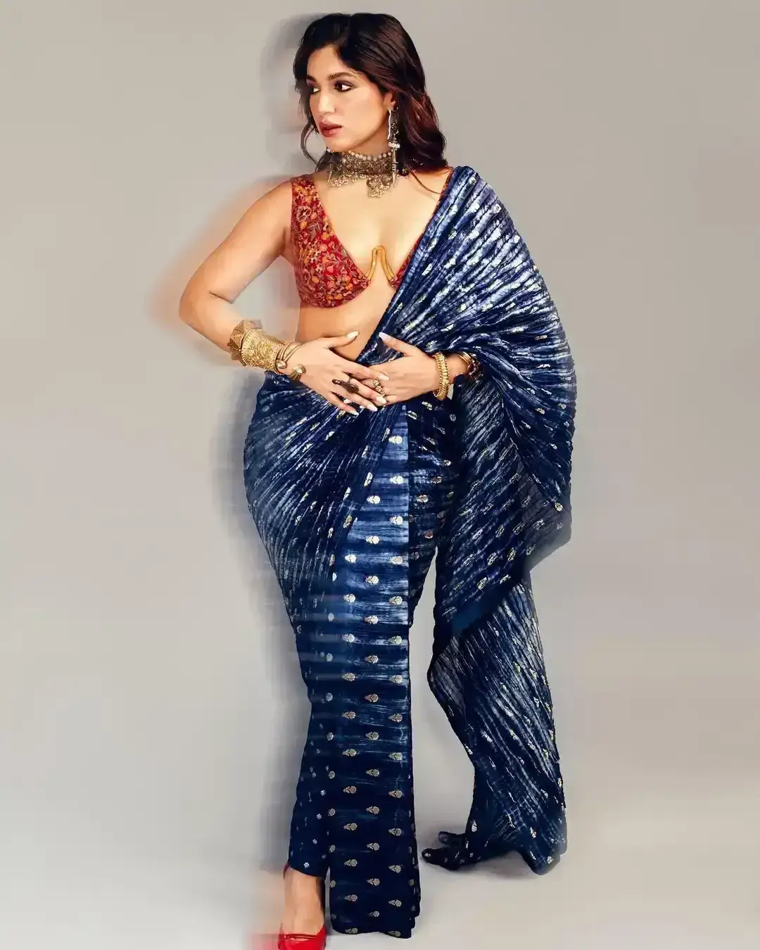 Indian Actress Bhumi Pednekar Images in Blue Colour Saree